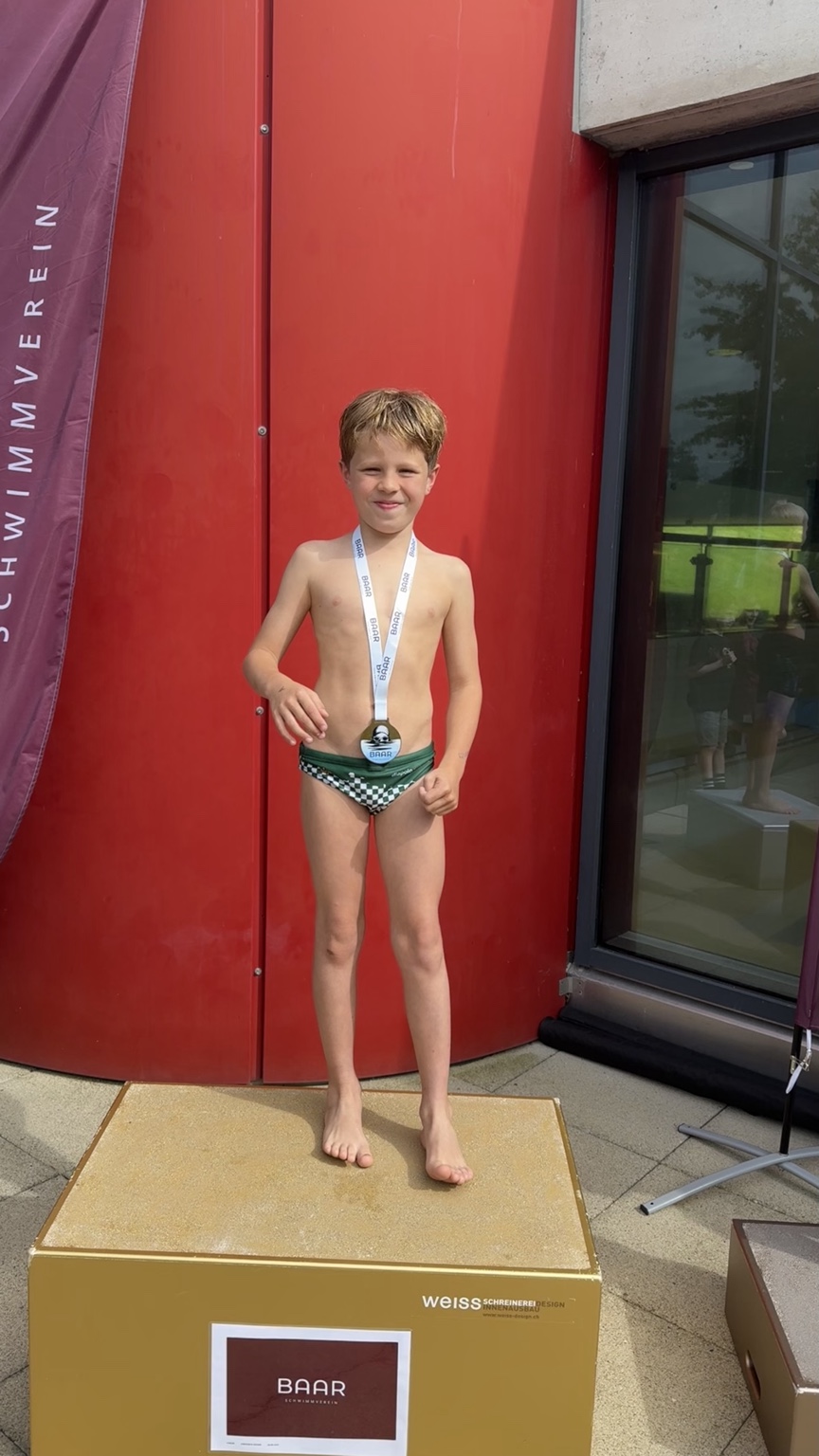 Chris mit einer Medaille auf dem Siegerpodest