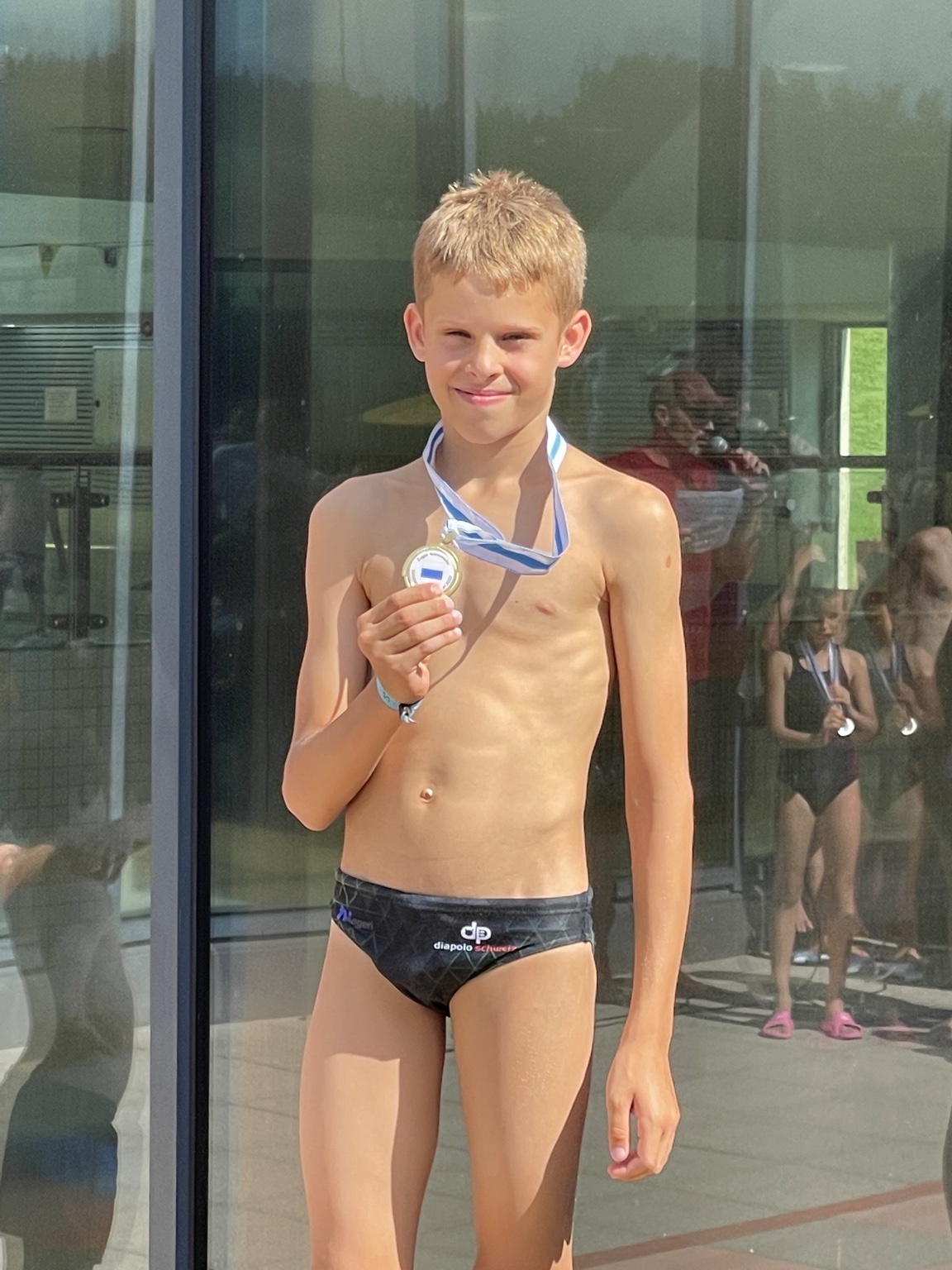Vince mit einer Medaille